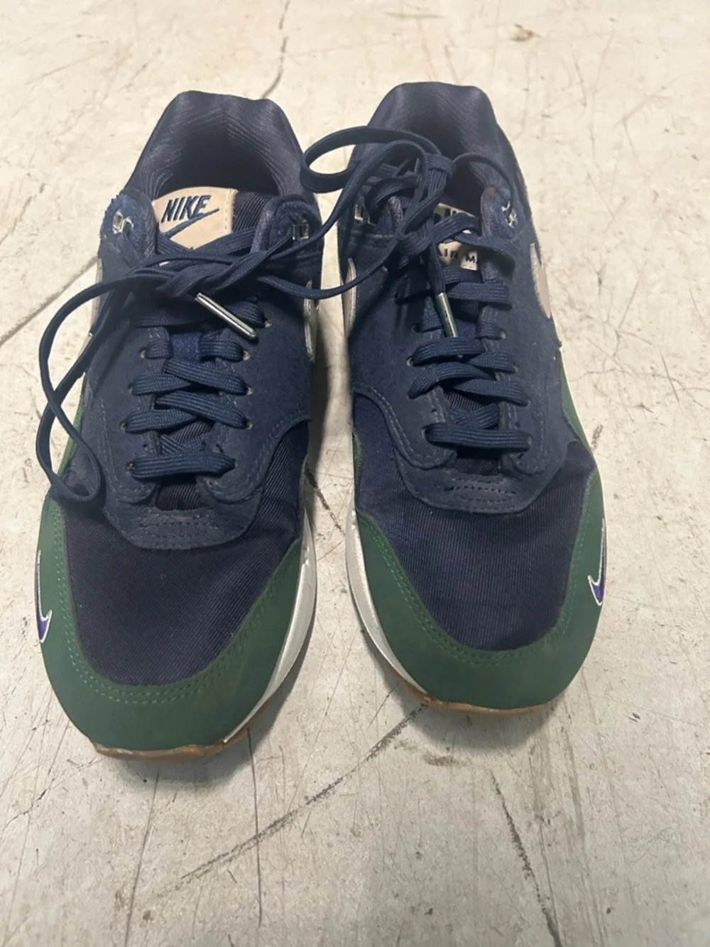 Nike Men’s Navy and Green Casual Sneakers - Picture 2 of 7